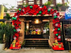 CỔNG HOA GIÁNG SINH KHỔNG LỒ - NHÀ HÀNG PHỐ 79